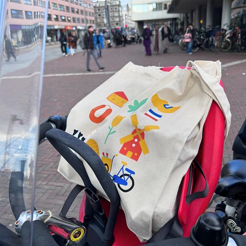 Add a touch of colour to your day with this handy dandy Dutch Things tote bag! Spotted on its way back from the @markthal car...