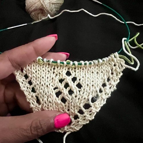New cast on who this? Felt ambitious today! I can’t believe I am making a lace pattern! Pattern: Lacy Bandana from Hobbii  #y...