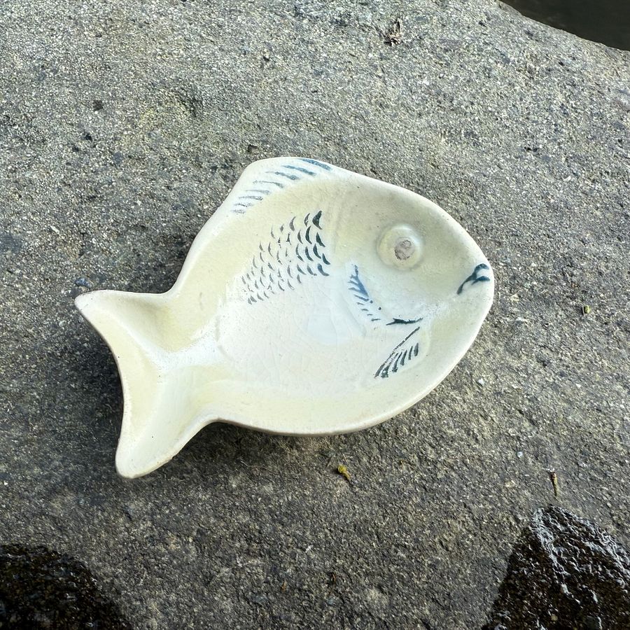 🎎 Vintage Japanese Fish-Shaped Soy Sauce Dish (FOREIGN Stamp) – Meiji-Taisho Era – Japan Antique Roadshow product image (1)