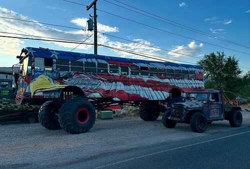 #freedomwillys next to the #freedombus @heavydsparks @sparksmotors1985