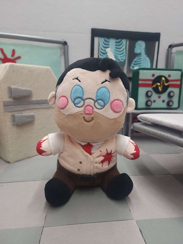 Team Fortress 2 Medic Plushie (Meet the Medic Limited Edition) product image (2)