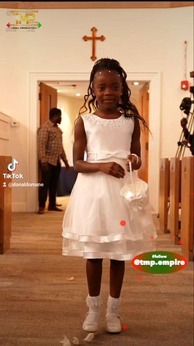 What a beautiful flower girl!! 👧 😍 💖 
♡♤
Filmed by: @Donaldo Mane 
♡♤
#weddingkissing😍😘 #wedding #weddingtiktok #kissing #mwa...