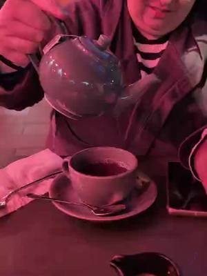 the proper way to pour tea #leicestersquare #twitchstreamer #tea 