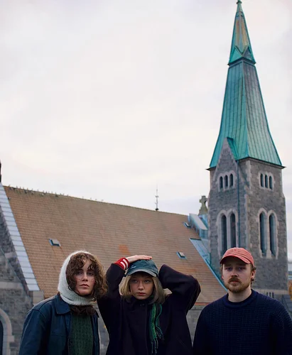 Vi har gleden av å annonsere @xoxodustdustdust som support for konserten vår på @revolveroslo 25. oktober.

Håper vi ser deg ...