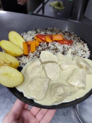 Not your average gym meal.   Protein? ✅ Carbs? ✅ Flavor? ✅   Drop your favorite high-protein dish in the comments – let’s build the ultimate gym menu🔥🔥🔥 #creatinium  #gymtok  #gymmeals  #macros  #gymfuel