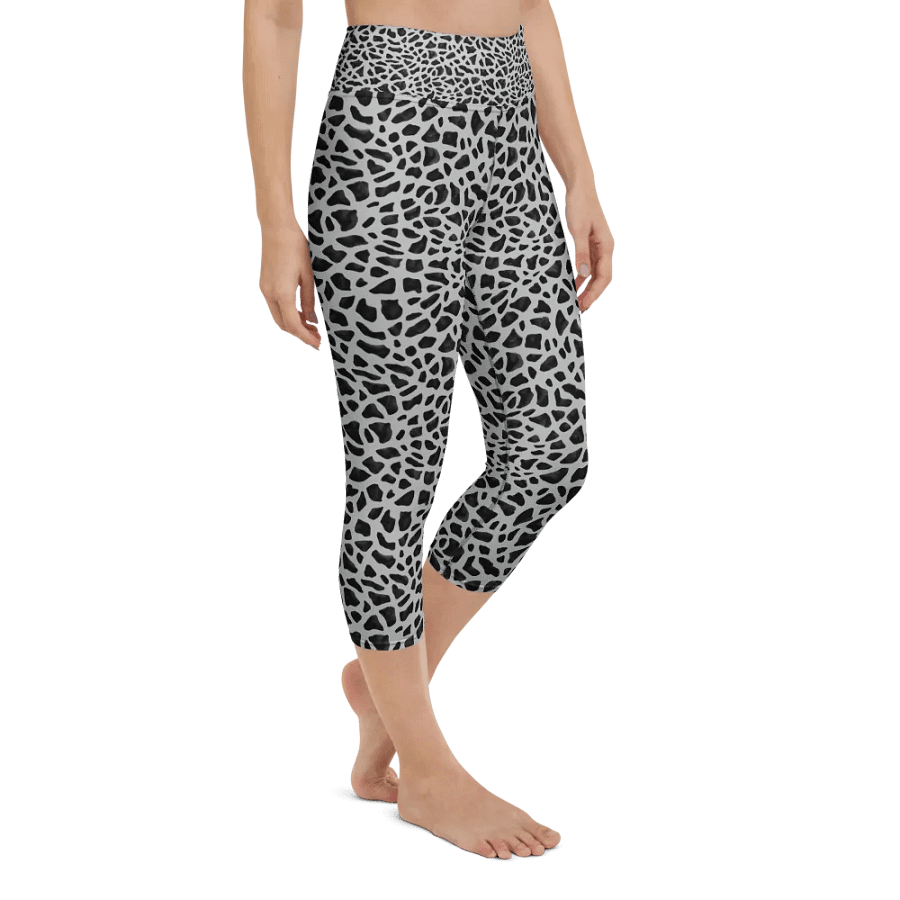 Giraffe Pattern Capri Leggings product image (2)
