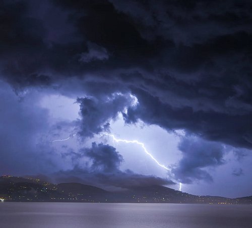 Quand t'es au bon endroit, au bon moment ⚡

📸 @bibix_86 @lumix #shotonlumix S5
 🖌️@bibix_86 on @googlepixel and @lightroom
🏞️...