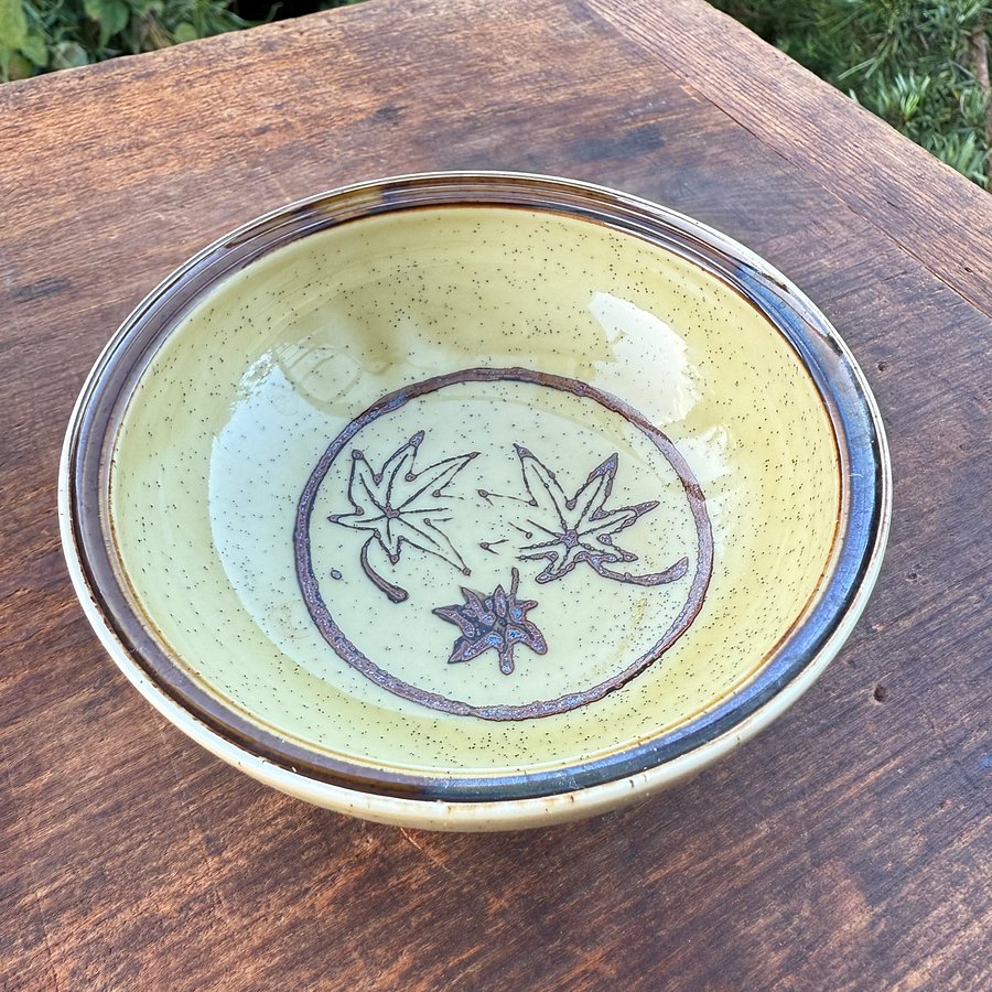 🎎 Japanese Ceramic Bowl with Momiji Maple Leaf Design – Everyday Useware – Japan Antique Roadshow product image (1)