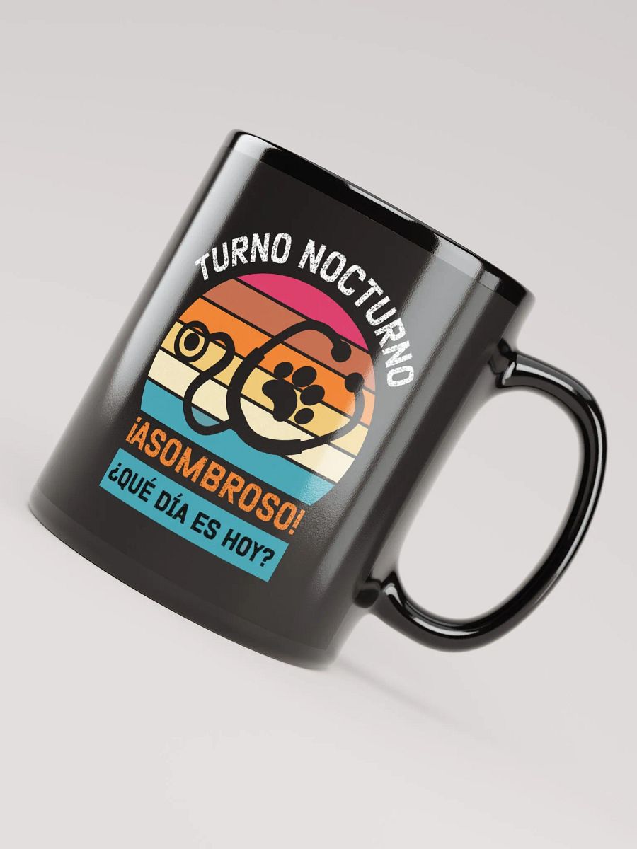 "Turno nocturno-veterinaria" mug negro brillante product image (2)