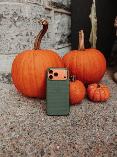Halloween vibes with the iPhone 17 Pro Max in Cosmic Orange 🎃
Been using it for a month now and honestly still loving it — ba...