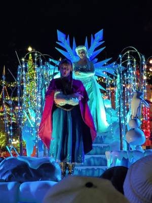 With the announcement of the new Olaf model at Hong Kong Disneyland, I wonder if they would include on this holiday float in the future? Hope you all have a great holiday week! #TwitchStreamers #YouTube #livestreaming #Juniepat #TickleCrew #duostreamer #disneyland #frozen