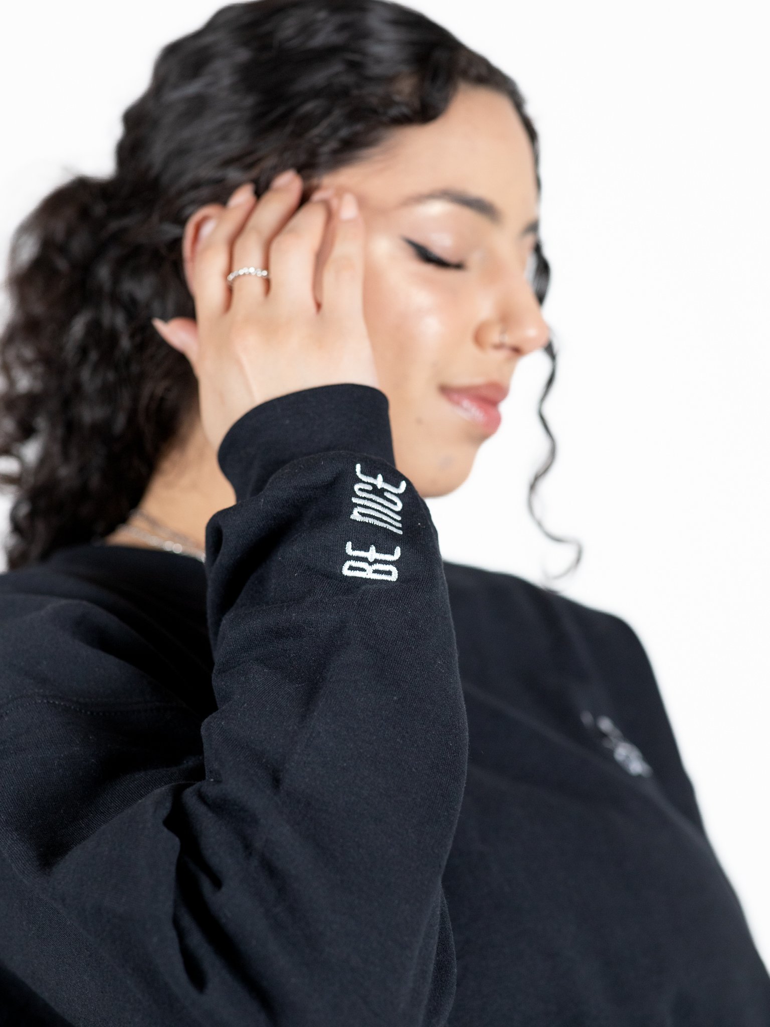 Mimi Nick Embroidered Crew Neck product image (4)