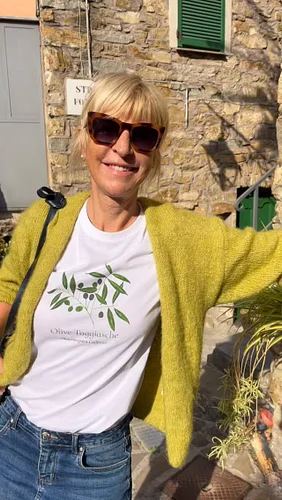 New Olive T-shirt🫒
Coming soon to our e-shop!
 
#olive #olivetaggiasche #oliv #colorsofitaly #handpainteddesign #kissedbythes...
