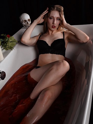 𝔗𝔥𝔢𝔯𝔢 𝔴𝔦𝔩𝔩 𝔟𝔢 𝔟𝔩𝔬𝔬𝔡.

💋🌹🩸

 📸 @sunnlover_photography 

#bloodbath #bloodbathphotoshoot #halloweenphotoshoot #spookyphotoshoot