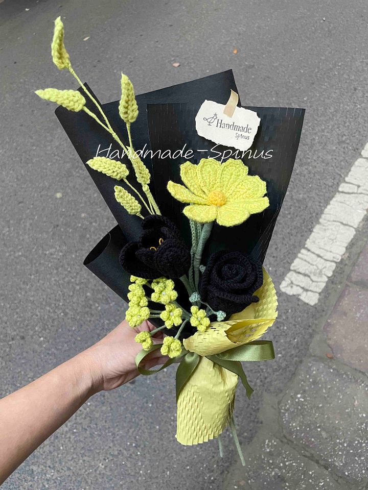 Gold & Obsidian Love Crochet Knit Bouquet product image (2)