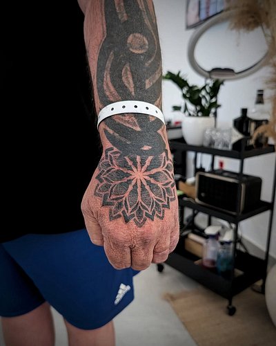 hAnD mAnDALa

for Graham

#mandala #mandalatattoo #handtattoo #mandalaart #tattoo #ink #tattoodesign #tattooart #tattoolife #...