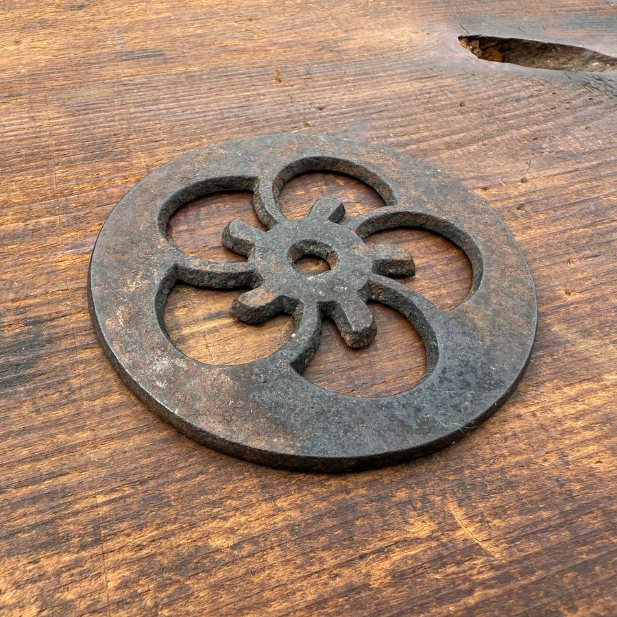 🎎 Japanese Cast Iron Tetsubin Trivet – Mid-Showa Era – Japan Antique Roadshow product image (1)