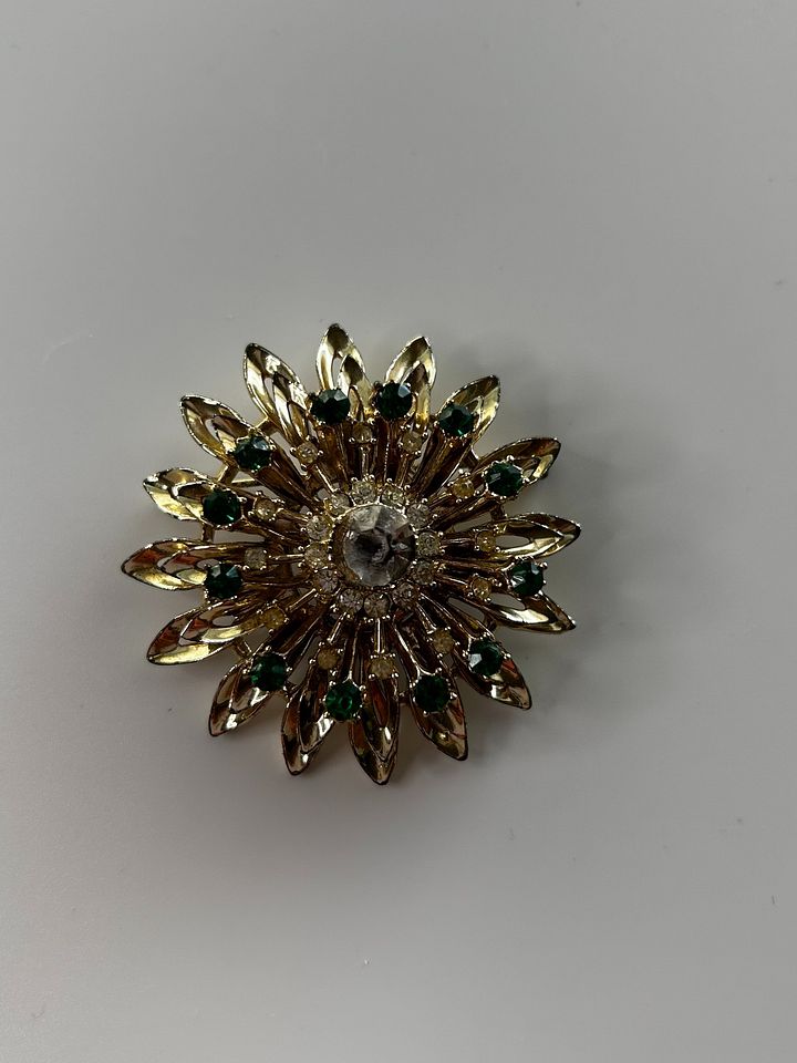 Vintage Gold Tone Flower Rhinestone Brooch product image (1)