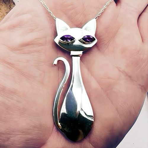 What’s new pussycat?  New video tutorial on making cat themed jewelry. Check it out on my YouTube channel!  #cats #maker #jew...