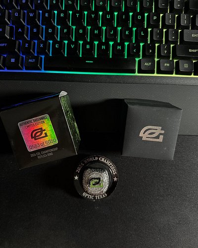 Finally got it in. Damn it looks beautiful. Hopfully @opticgaming drops a 2025 one too. Sheeesh. @optictexas are the fuckin G...