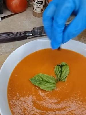 Llevo Tu Sabor: Sopa Cremosa con Tomates Secos y Albahaca 🍅 ​Ingredientes (Para 4-6 porciones) ​1.5 kg de tomates muy maduros (frescos). ​500 ml de zumo de tomate (o puré de tomate). ​1 cebolla grande, picada. ​1 rama de apio (el tallo), picada finamente (opcional, para sabor de fondo). ​2 dientes de ajo, laminados o picados. ​Un puñado de tomates secos (aproximadamente 50-100 g), cortados en trocitos. ​1/2 taza (aproximadamente 25g) de hojas de albahaca fresca (reserva unas hojas enteras para decorar). ​1 cucharadita de orégano seco. ​Aceite de oliva virgen extra (AOVE). ​Sal y pimienta negra, al gusto. 1 papá y 1 zanahoria (opcional ) #SopaCasera #SopaDeTomate #HechoEnCasa #RecetaGourmet #CocinaFácil 