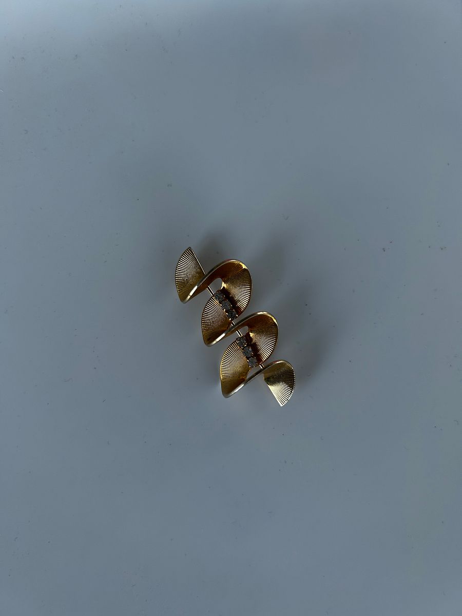 Vintage Gold Tone Swirl Rhinestones Brooch product image (4)