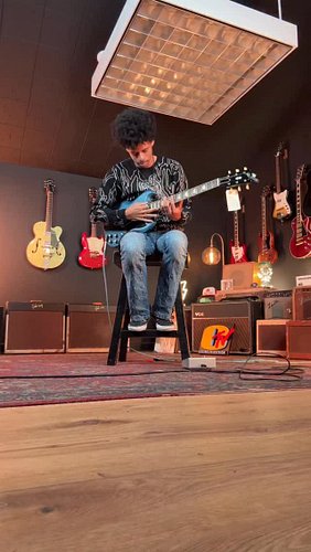 Demoing the new @gibsonguitar collection at @casino_guitars 📢⚡️