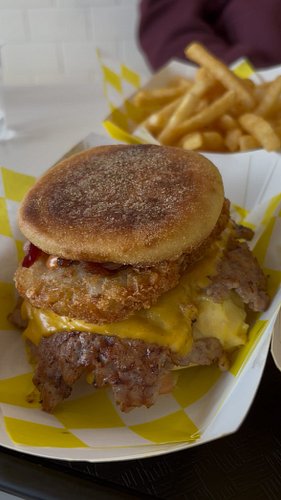 @yeaniesburgersocial has a brand new breakfast sando and I was incredibly excited to try it today. They have great burgers an...