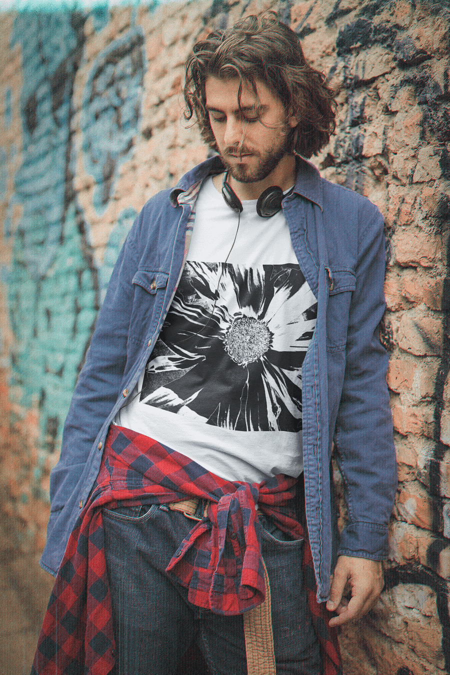 Dark Monochrome Daisy on a Dark Abstract Background Men's T Shirt product image (3)