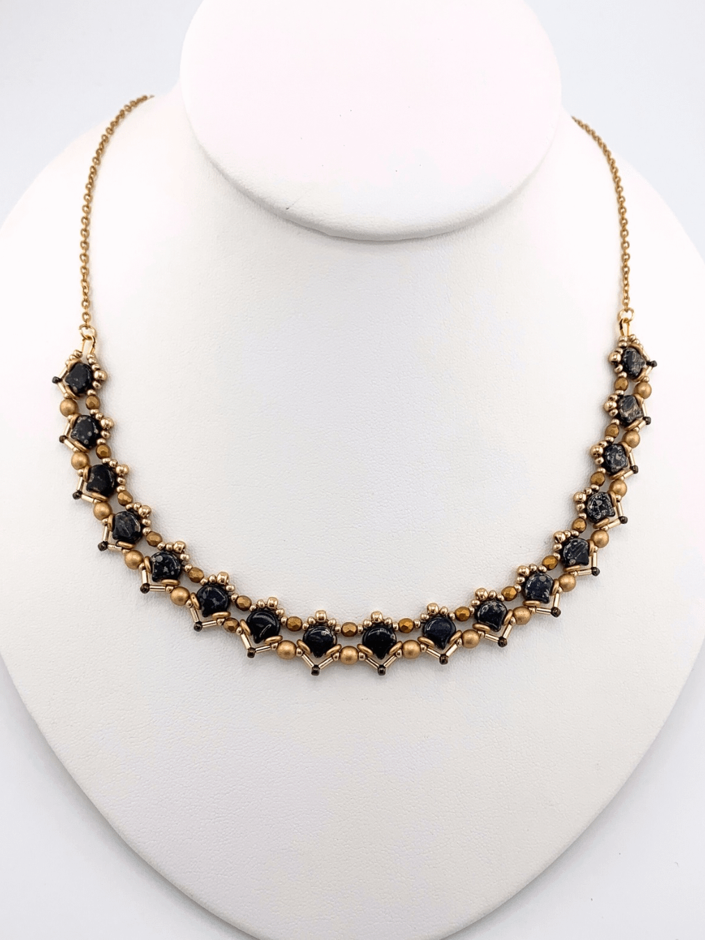 Queen’s Trellis Necklace - Gold, black product image (1)