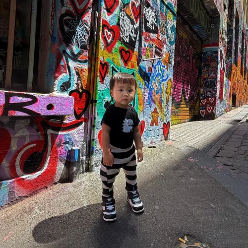 🌏 Jetlag Dino on the Road
這次，我們一家來到澳洲。
除了親自進行新品的品管，
也帶著「時差恐龍」上路，開著露營車走在大洋路上。

沿途的風很大、天氣多變，
導航一度失靈、莫名的水箱滴水，
但也正因為這些突發與挑戰，
才讓每一...