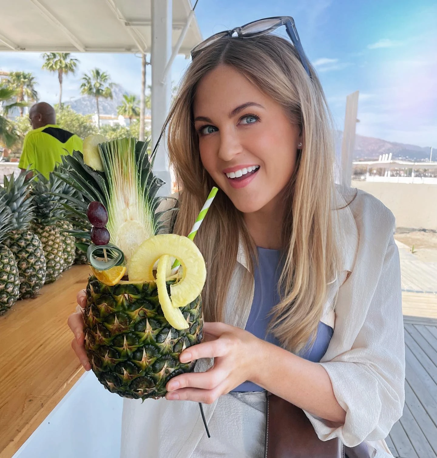 Instagram vs reality pineapple edition 🍍 🍹 Swipe to reveal the fun of the free pour