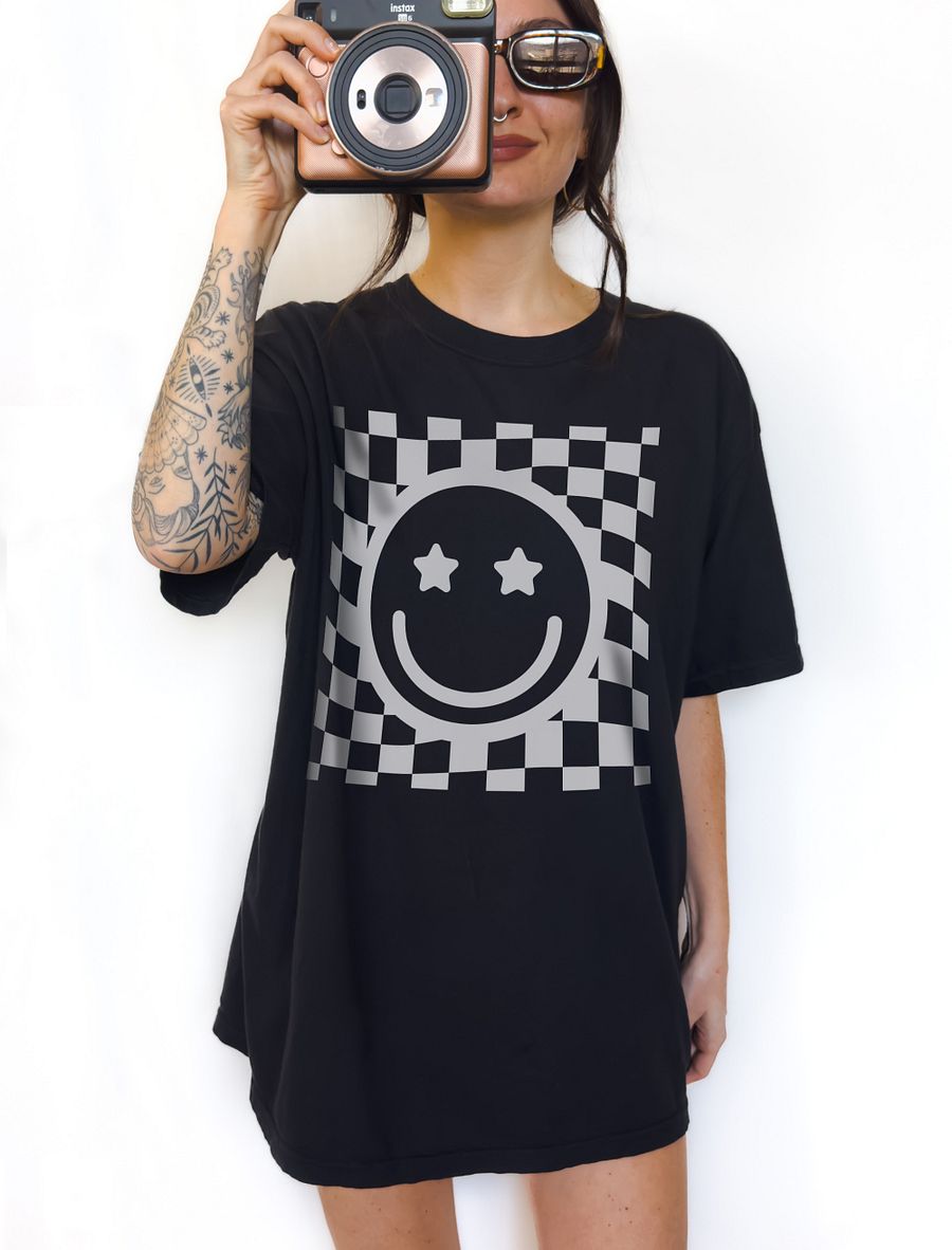 Starry-Eyed Smiling Face on a Checkerboard | Cute Retro-Style Trendy Aesthetic T-Shirt | Retro Rock Music-Inspired Tee product image (1)