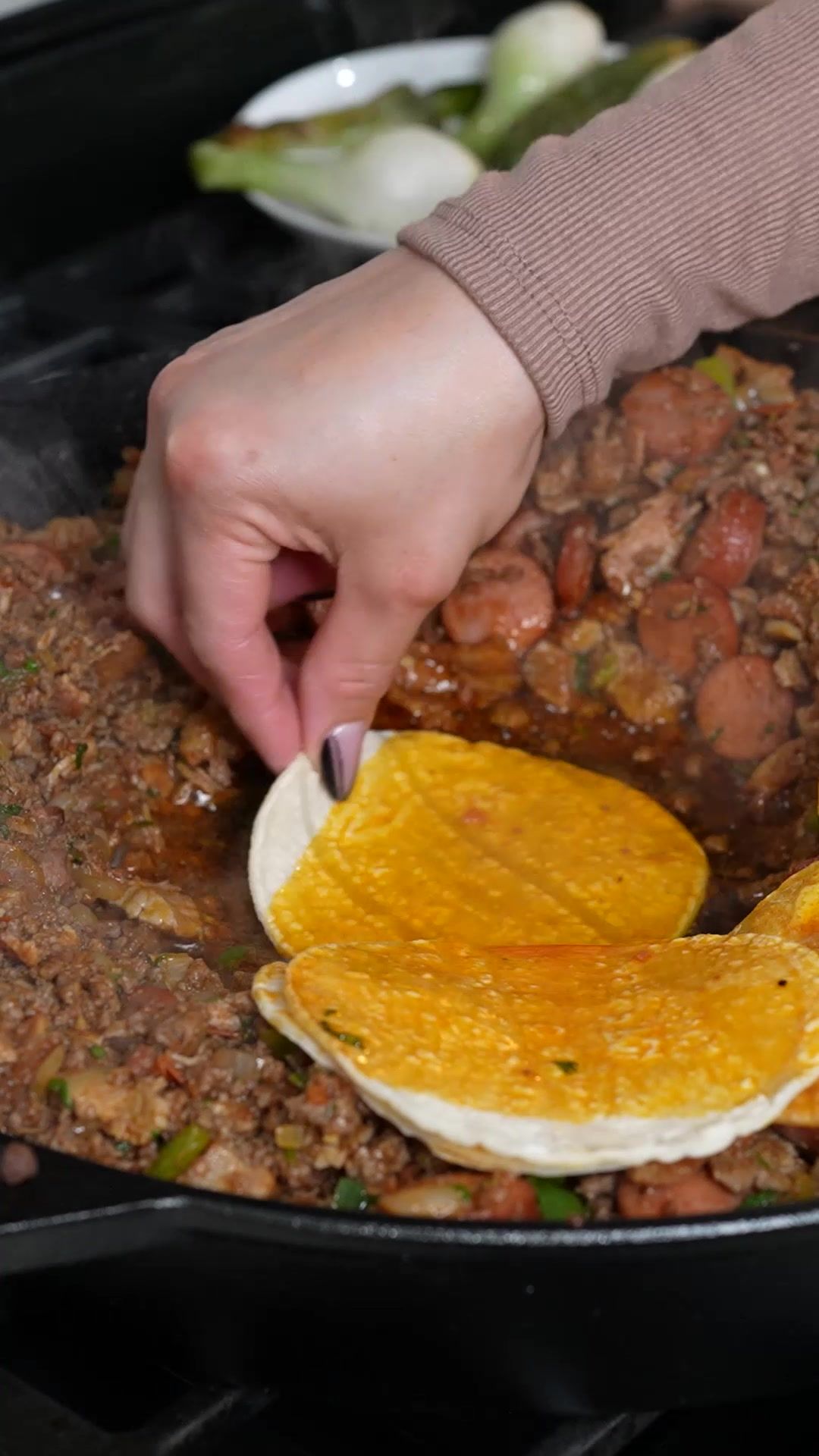 Before summer ends…. Make a super easy and delicious stovetop DISCADA, its a perfect way to clean out your fridge too 😅😊 andas always keep in mond like every recipe and every household, theres is many variations to make this dish my tios add a little beer too but i like to make it like my mom and add tomato sauce 🇲🇽♥️🦂 in my  beautiful Durango this is also known as Parabolica, how do you know this dish?  Tip: add chopped potatoes  Ingredients: 16 oz bacon 1 1/2 lb pork loin roast  garlic salt I used 2 tsp black pepper I used 2 tsp  Salt I used 1/2 tsp  1 lb cubed beef 1 lb ground beef I used 96/4 1/2 lb chorizo 1 package sausage 3 minced garlic cloves  4 Roma tomatoes 1 small white onion 3 chile serrano or jalapeño  1 hatch green pepper or 2 chile chipotle  1/2 c hot tomato sauce 1 bunch cilantro Tortillas Salsa https://youtu.be/Hpd_p7LRk_k
1 serving of love 💕 