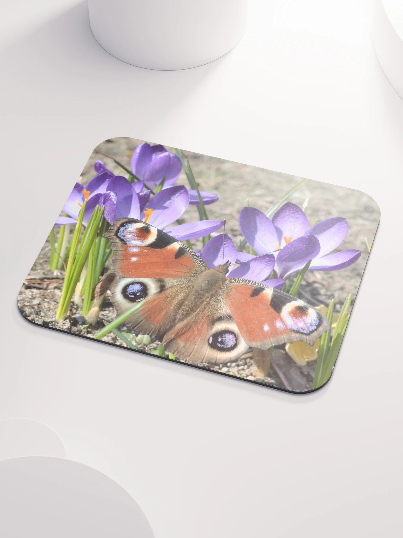 Mauspad - Schmetterling auf Krokusblüten product image (3)