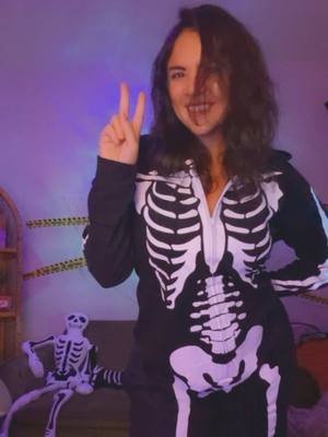 Tonight was so much fun, thanks to those who came to hang out! Each Wednesday this month I’ll be hosting movie nights featuring Halloween (both scary and not) if you want to join in, all are welcome! Drop a comment and let me know your fav Halloween movie! 👇🏼🎃 #halloween #costume #movie #discord #fyp