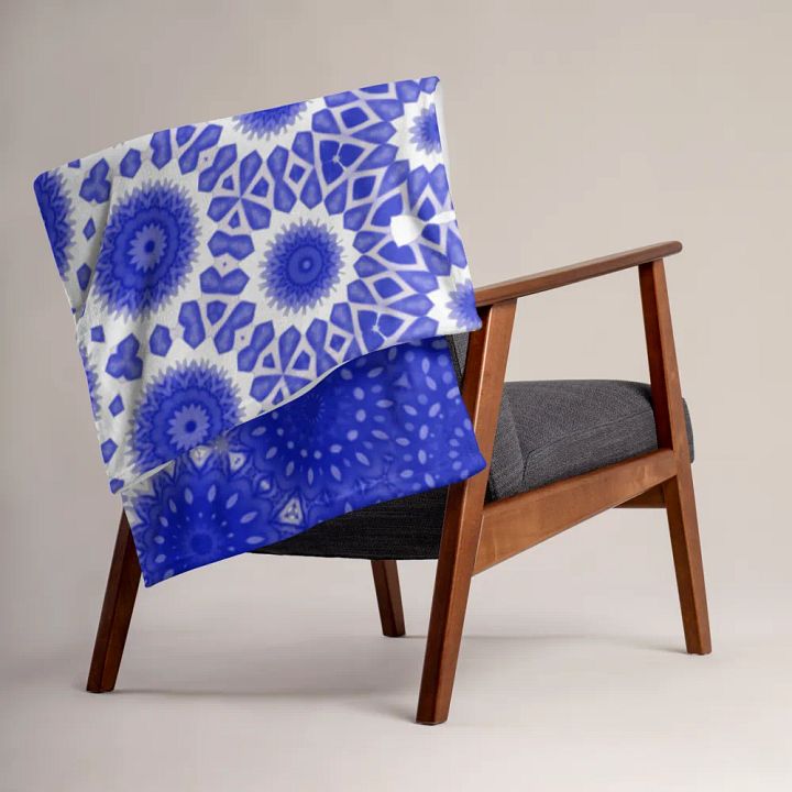Blue & White Daisy Seamless Patterned Throw Blanket product image (2)