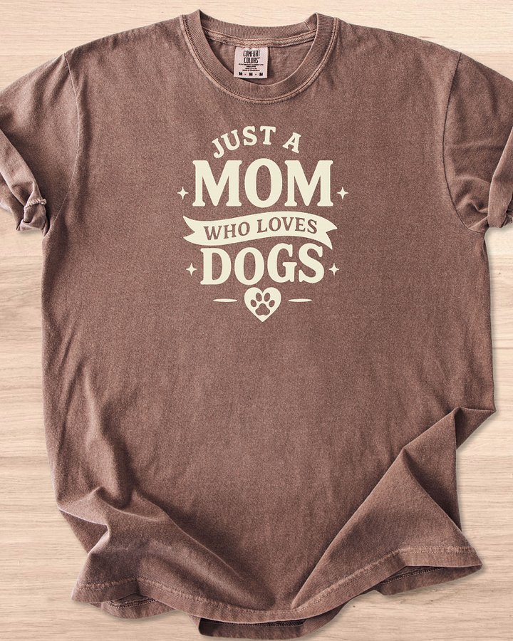 Just A Mom Who Loves Dogs Tee product image (5)