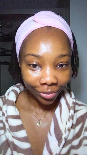Our face oil is a necessity not an option.

Dr Em uses FarmedBeauty’s Superseed Glowry face oil in her everyday routine and h...