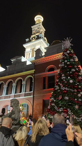 Christmas at the Courthouse tree lighting in downtown Sevierville last night! 🎄  #smokymountains #Christmas #sevierville #dol...