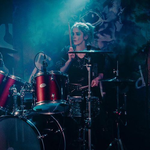 Happy International Women’s Day to all of you, and especially to our AMAZING drummer, Esme! 🙏🏻
📸 @lifewithmatt_
