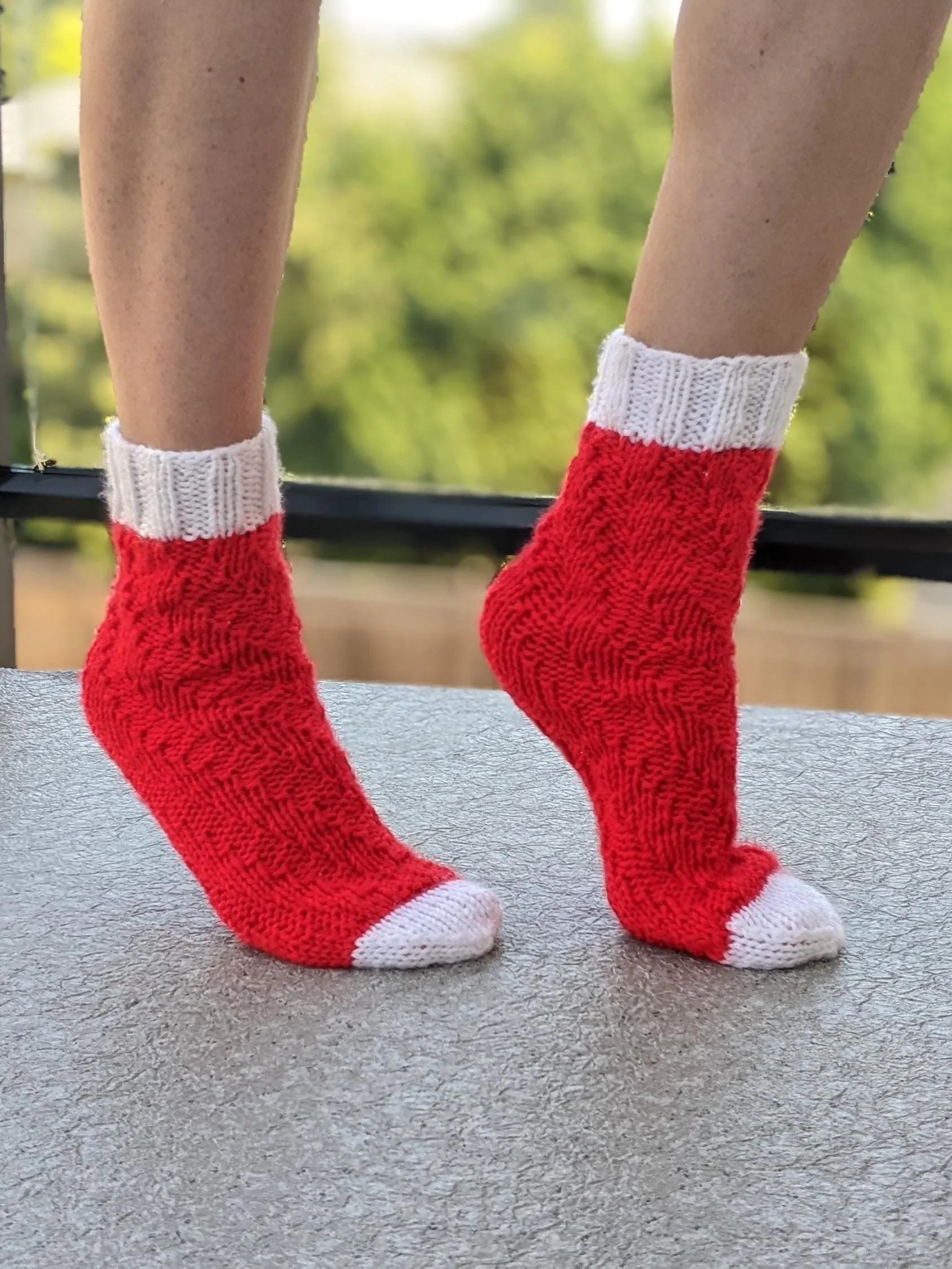 Knit Spiral No-Heel Santa Socks Pattern product image (9)