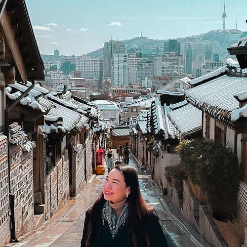 We spent a magical day wandering through the charming streets of Bukchon Hanok Village in Seoul! 😍✨ Walking through the narro...