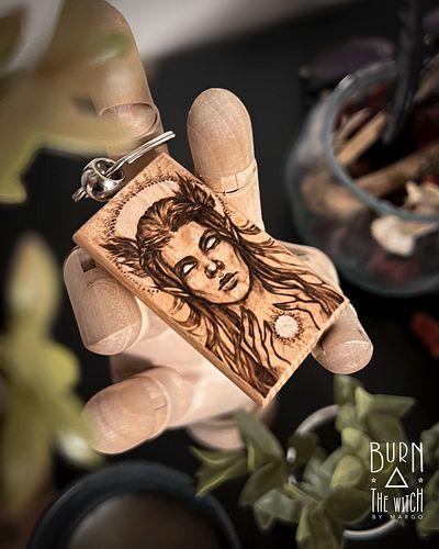 🔥✨ The visionary. Fantasy portrait keychain. Burned in wood.
Part of micro-art series.

#pyrography #pyrographyart #woodburni...