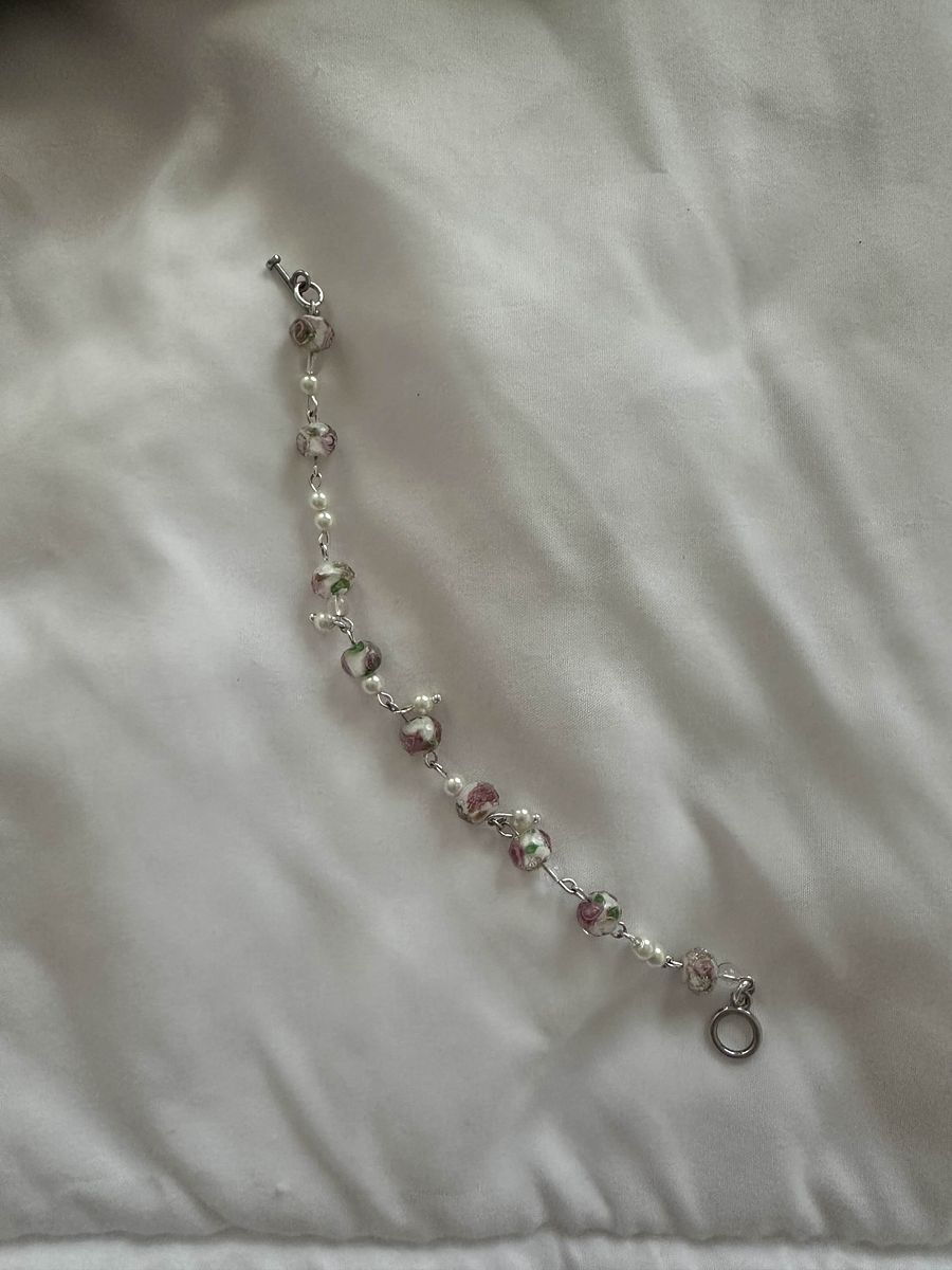 Dainty floral and pearl bracelet - Handmade product image (7)