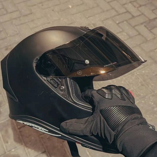 Recently swapped to a golden visor. Best decision so far. What do you guys rock?

#goldenhour #goldenvisor #scorpion #helmet ...
