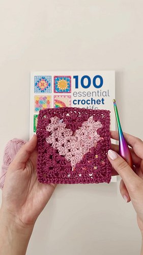 This square is from @themissingyarn’s brand new book 100 Essential Crochet Motifs, published by @gmcpublications. Cassie kind...