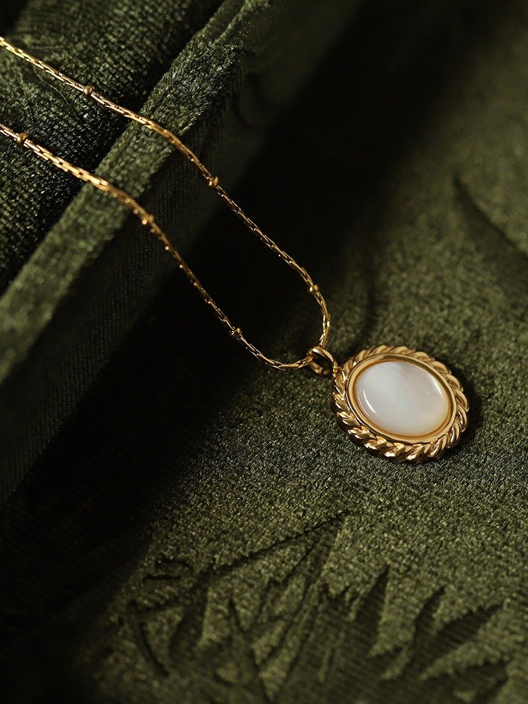 Vintage Oval Pearl Pendant Necklace | 18K Gold Plated product image (7)