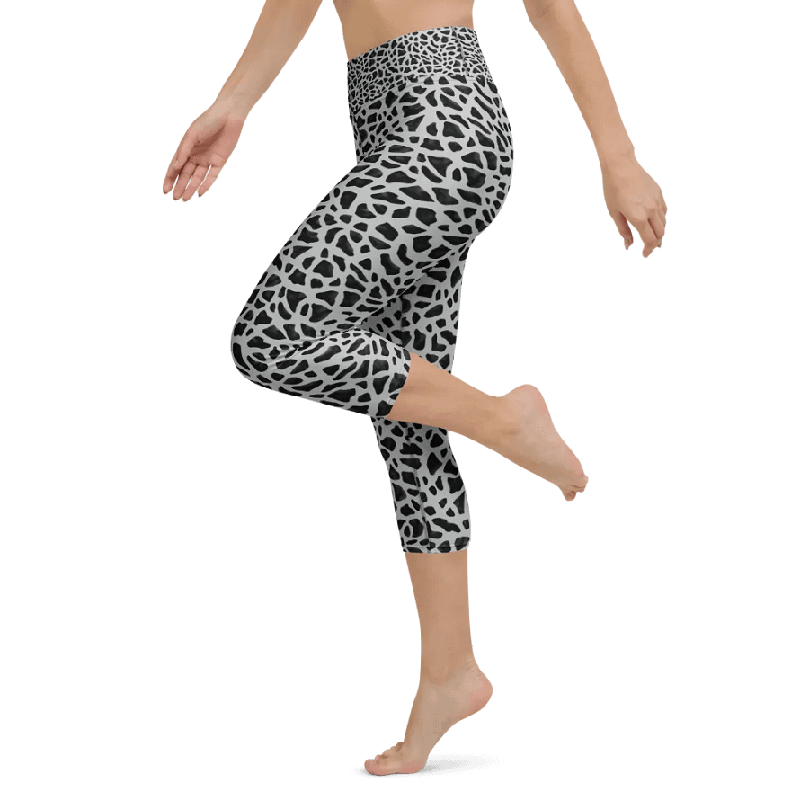 Giraffe Pattern Capri Leggings product image (5)