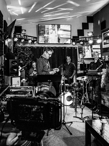 Jazz; it’s what’s for dinner.
•
#live #music #food #drink 
All Photos 📸: @high_rabbit_photography